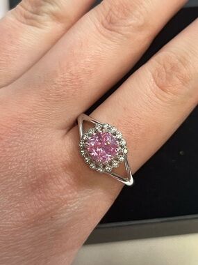 Sterling silver ring with beautiful pink stone
Stamped 925
Size 10